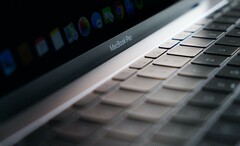 Scheint ganz so, als wäre es endlich soweit: Das neue 13 Zoll MacBook Pro mit dem Magic Keyboard soll schon heute vorgestellt werden. (Bild: Moritz Kindler, Unsplash)