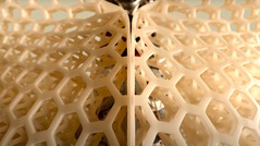 Der humanoide Roboter 1X NEO ist mit einer weichen, schützenden 3D-Polymer-Polsterung ummantelt. (Bildquelle: 1X Technologies/Eli Russell Linnetz)