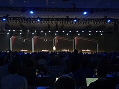 Galaxy S10 Plus: Anderes Display-Loch für Dual-In-Display-Kamera.