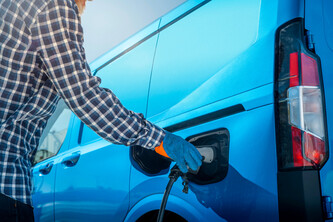 Ford Pro mit ChargePoint: Die Kooperation von Ford Pro mit ChargePoint stellt maßgeschneiderte Ladelösungen für elektrifizierte Nutzfahrzeugflotten bereit (Bild: Ford).