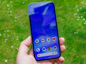 Das Google Pixel 9a hat in unserem Test unter anderem mit einem ausdauerndem Akku gepunktet (Bildquelle: Daniel Schmidt)