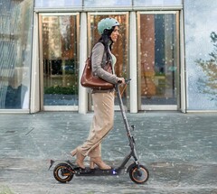 Den E-Scooter E9 Max mit ABE gibt es aktuell für nur 239 Euro. (Bildquelle: Geekbuying)