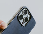Das Nomad Magnetic Leather Back verleiht dem iPhone 15 Pro (Plus) eine schicke Leder-Rückseite. (Bild: Nomad)