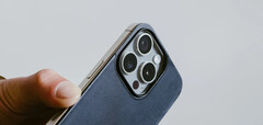 Das Nomad Magnetic Leather Back verleiht dem iPhone 15 Pro (Plus) eine schicke Leder-Rückseite. (Bild: Nomad)
