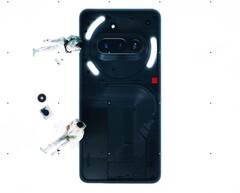 Das Nothing Phone (3a) setzt auf ein auffälliges Design mit transparenter Rückseite und LED-Streifen.