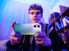 Das Oppo Reno8 Lite besitzt LED-Ringe um die beiden größeren Kameras, die auf Benachrichtigungen hinweisen. (Bild: Oppo)