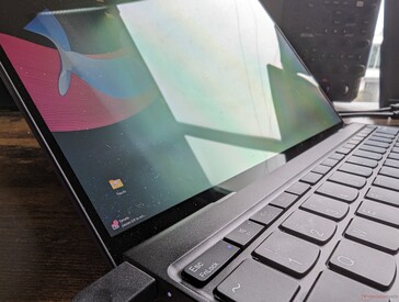 Die OLED-Option ist glänzend, während die IPS-Basisoption matt ist