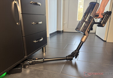 Knick-Rohr erleichtert das Reinigen unter Möbeln