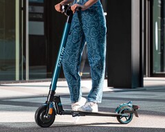 Der SO1 E-Scooter bringt gerade einmal 11,2 kg auf die Waage und ist jetzt für unter 200 Euro erhältlich (Bild: SoFlow)