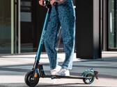 Der SO1 E-Scooter bringt gerade einmal 11,2 kg auf die Waage und ist jetzt für unter 200 Euro erhältlich (Bild: SoFlow)
