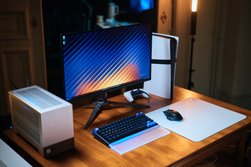 Komplettes Schreibtisch-Setup mit Acer Predator X27U W3 Monitor, PC, Tastatur, Maus und PS5.