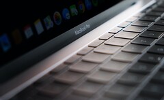 Die Tastatur eines MacBook könnte in Zukunft deutlich anders aussehen, mit Glas statt Plastik wären die Tasten deutlich robuster. (Bild. Moritz Kindler, Unsplash)