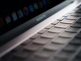 Die Tastatur eines MacBook könnte in Zukunft deutlich anders aussehen, mit Glas statt Plastik wären die Tasten deutlich robuster. (Bild. Moritz Kindler, Unsplash)