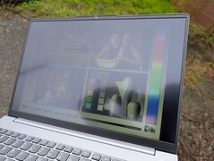 Draußen bei bedecktem Himmel