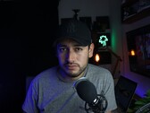 Content Creator im Heimstudio mit Mikrofon und Kamera, Symbolbild für das YouTube-Partnerprogramm