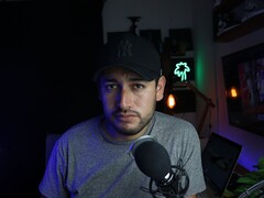 Content Creator im Heimstudio mit Mikrofon und Kamera, Symbolbild für das YouTube-Partnerprogramm