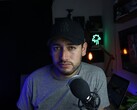 Content Creator im Heimstudio mit Mikrofon und Kamera, Symbolbild für das YouTube-Partnerprogramm