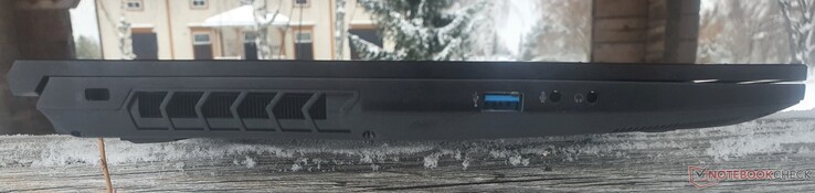 Links: Kensington, USB-A 3.2 Gen2, Mikrofon- und Kopfhörer-Buchse