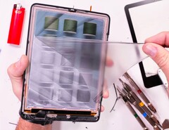 Das Display des Kindle Colorsoft besitzt eine relativ weiche Plastik-Abdeckung. (Bildquelle: JerryRigEverything)