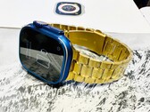 Die Apple Watch Ultra wird mit goldenem Metallarmband deutlich auffälliger. (Bild: De Billas Lux)