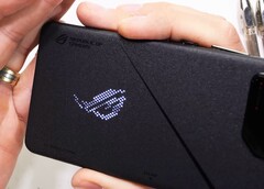 Das Asus ROG Phone 8 Pro besitzt ein kleines Mini-LED-Display auf seiner Rückseite. (Bild: JerryRigEverything)