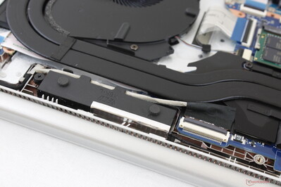 Die Lautsprecher befinden sich im hinteren Bereich des Gehäuses. Dadurch vibrieren die Handballenauflagen auch bei höheren Lautstärkestufen nicht