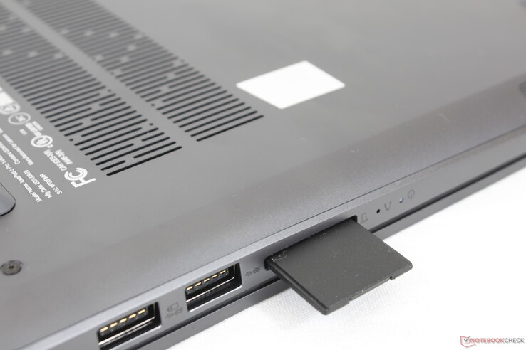 Vollständig eingesteckte Karte ragt noch um mehr als die Hälfte ihrer Länge heraus