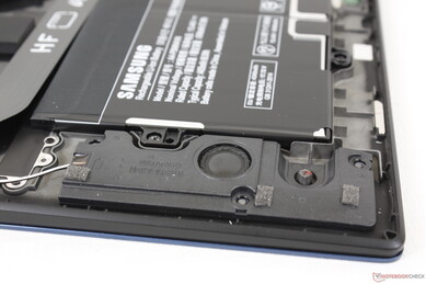 Stereo Lautsprecher befindet sich in der Nähe der vorderen Ecken