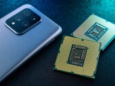 Smartphone neben zwei Prozessor-Chips (Symbolbild)
