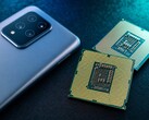Smartphone neben zwei Prozessor-Chips (Symbolbild)