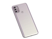 Cooler Perlmutt-Effekt und ein deutlich erhabenes Wellenmuster: Das Moto G10 sieht gut aus und fühlt sich hochwertig an.
