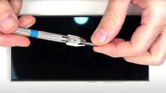 Ein Kratztest des Samsung Galaxy S24 Ultra mit einem Mohs-Hardness-Kit deutet auf Fortschritte bei der Scratch-Resistance von Gorilla Glas Armor. (Bild: PBKReviews)
