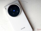 Vivo X300 Ultra und Vivo X300s sollen als erste Zeiss-Kamera-Flaggschiffe vom "Blueprint Natural Color" System profitieren.