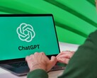 Person tippt auf einem Notebook, auf dem Bildschirm ist das ChatGPT-Logo zu sehen
