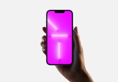 Einige Nutzer berichten von einer pinken Farbüberlagerung beim Display ihres iPhone 13. (Bild: Apple, bearbeitet)