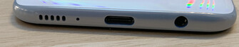 Unten: Lautsprecher, USB-C-Port, 3,5mm-Port