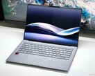 Das Zenbook A14 packt ein OLED-Display ins ultraleichte Gehäuse. (Bildquelle: Notebookcheck)
