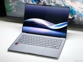 Das Zenbook A14 packt ein OLED-Display ins ultraleichte Gehäuse. (Bildquelle: Notebookcheck)