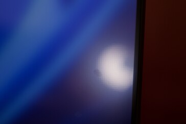 Eine starke Taschenlampe macht die besondere Struktur des Displays sichtbar. (Bildquelle: Andreas Sebayang/Notebookcheck.com)