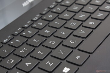 Die hintergrundbeleuchteten Tasten bieten 1,4 mm Hub und eine moderate Geräuschentwicklung. Das Feedback könnte ausgeprägter sein