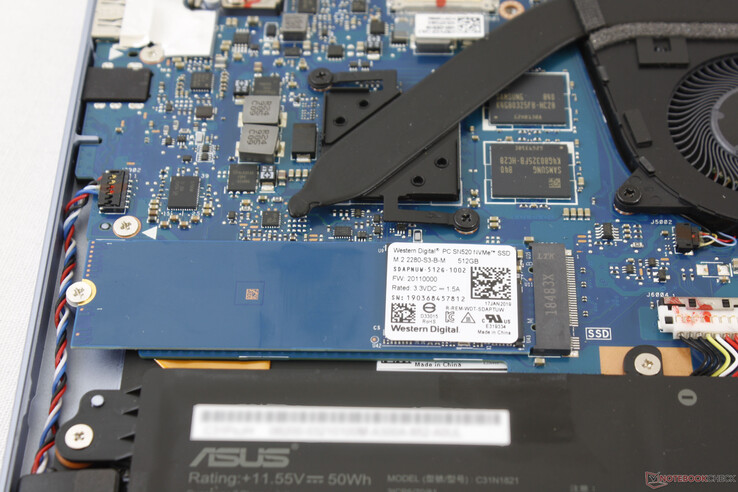 Die M.2-SSD ist neben den GDDR5-VRAM-Modulen platziert