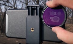 Dank dem neuen Adapter von Moondog Labs können Standard-Filter auch am iPhone aufgeschraubt werden. (Bild: Moondog Labs)