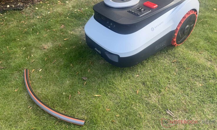 Das Stück Gartenschlauch hat der Navimow i2 LiDAR Pro im Test zuverlässig erkannt.