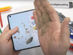 JerryRigEverything streut Stand aufs faltbare Flex-Display: Das Oppo Find N muss sich im Durability-Test bewähren.