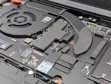 Die kleine Kühllösung macht uns etwas Sorgen wegen der Lüftergeräusche, die beim ursprünglichen Laptop 13.5 ein Knackpunkt waren.