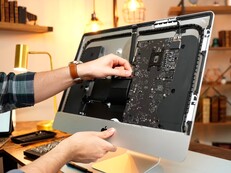 Der Prozessor in älteren iMac-Modellen kann aufgerüstet werden, wenn auch nicht ganz einfach. (Bild: Luke Miani, YouTube)
