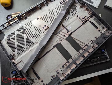 Denn die ganze Unterschale inkl. Kühlabdeckung muss ab