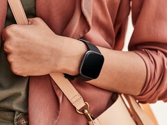Die Fitbit Versa 2 könnte schon sehr bald einen Nachfolger erhalten. (Bild: Fitbit)