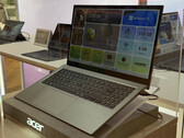Das Aspire Go 15 2026 zeichnet sich durch ein leichtes und dünnes Design aus. Abbildung: eine Seitenansicht des Notebooks.