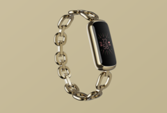 Das Fitbit Luxe Fitness-Armband in der Special Edition mit gorjana Kettenarmband Parker in Edelstahl Softgold gibt es bei Amazon derzeit günstiger. (Bild: Fitbit)
